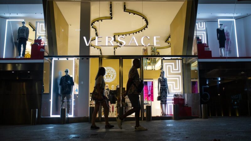 Tapestry compra Capri (Michael Kors, Versace y Jimmy Choo) por 7.750 millones de euros