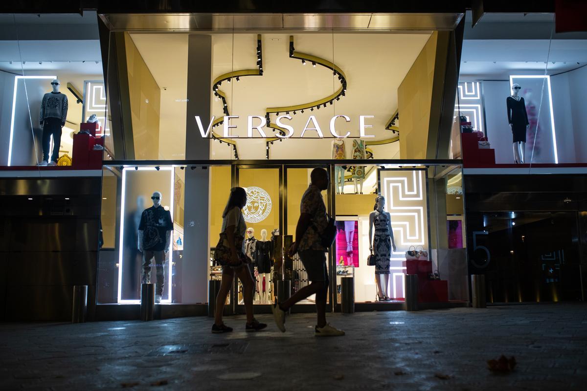 Tapestry compra Capri (Michael Kors, Versace y Jimmy Choo) por 7.750 millones de euros