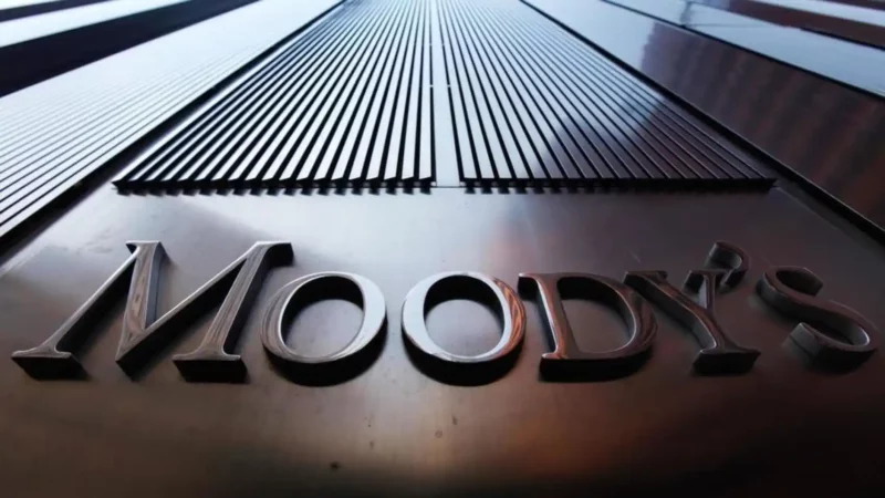 Moody’s rebaja el rating de 10 pequeños bancos de EE UU y pone en revisión el de otros seis mayores