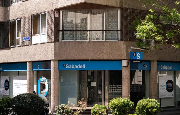 Sabadell presiona al sector y amplía a sus ya clientes el alza de su cuenta online