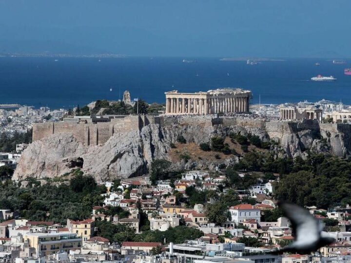 La crisis griega que amenaza con surcar el Mediterráneo y llegar a España: cuando el número de viviendas turísticas supera a las plazas hoteleras